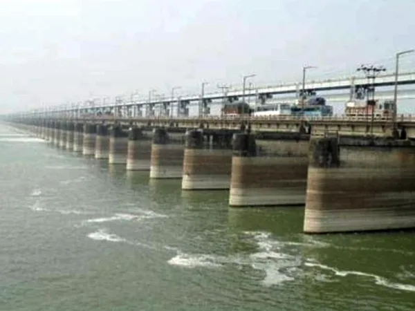 ফরাক্কা ব্যারেজের উপর চলন্ত গাড়িতে আগুন, ঘটনাস্থলে সিআইএসএফ জওয়ানরা