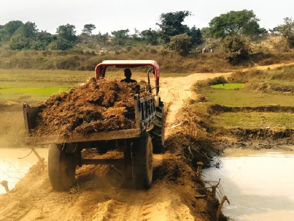 ভরতপুরে নজরদারির অভাব চলছে দেদার বালি-মাটি পাচার