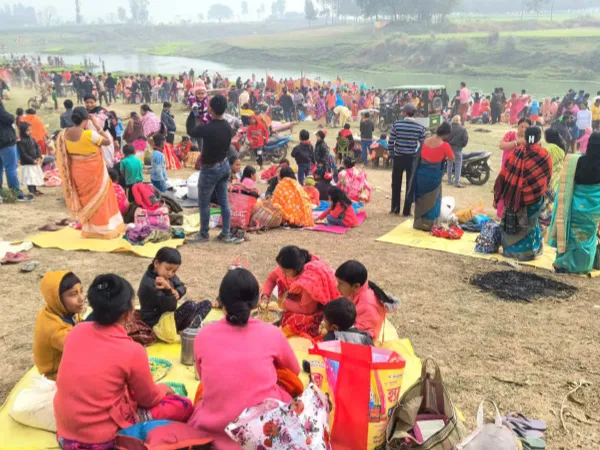সুই নদীর তীরে পুণ্যার্থীর ঢল, ইন্দ্রানের গঙ্গামেলার আকর্ষণ আলুর দম, মুড়ি