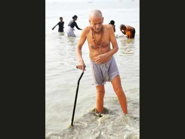 অসাড় হাত নিয়ে সাগরে ডুব ৬৯ বছরের কৃষ্ণধনের