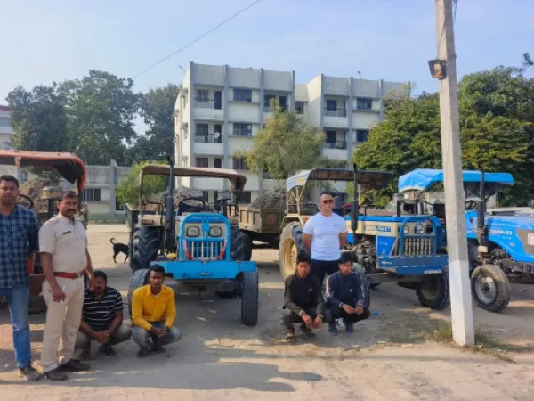 দেড় কিমি তাড়া করে ট্রাক্টর আটক