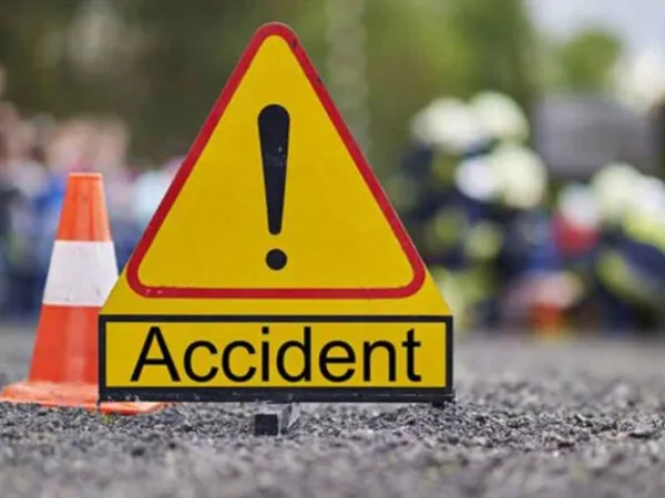 মুর্শিদাবাদে উল্টে গেল যাত্রীবাহী ট্রেকার, আহত ১০