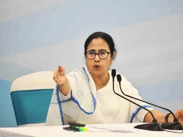 স্যালাইন কাণ্ড: চিকিৎসকদের গাফিলতি প্রমাণিত: মমতা, ১২ জনকে সাসপেন্ডের নির্দেশ