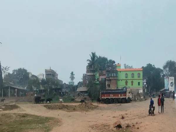 সাঁইথিয়ায় ময়ূরাক্ষীর পাড় দখল করেই চলছে বেআইনি নির্মাণ, নীরব প্রশাসন