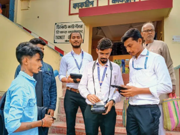 যাত্রীদের কাছে পৌঁছে টিকিট দিচ্ছেন টিটিই, হাঁফ ছেড়ে বেঁচেছেন পুণ্যার্থীরা