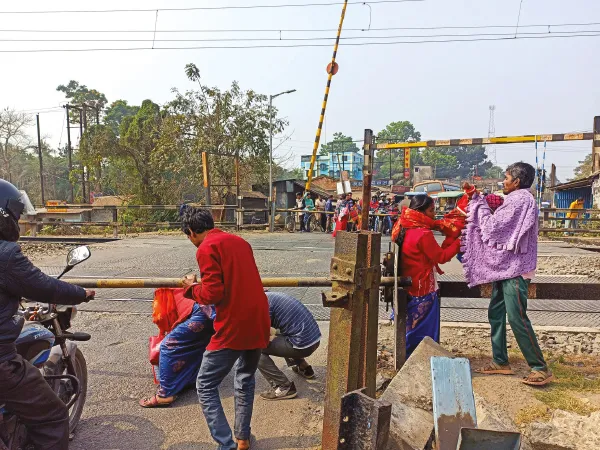 নবদ্বীপ রেলগেটে ঝুঁকির পারাপার, দুর্ঘটনার শঙ্কা, ফ্লাইওভারের দাবি