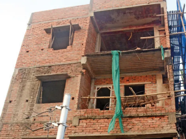পানিহাটিতে ভাঙল নির্মীয়মাণ বাড়ি