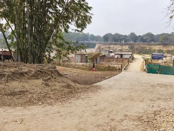 বর্জ্য প্রক্রিয়াকরণ ইউনিটের সামনে সরকারি জমি দখল গোয়ালজোতে