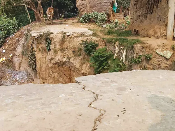 রাস্তা ভেঙে চৌচির, চলছে অন্যের বাড়ির উঠোন দিয়ে যাতায়াত, হুঁশ নেই প্রশাসনের