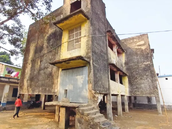 রায়গঞ্জের ভিটিহার প্রাথমিকের পাশে বিপজ্জনক ফ্লাড শেল্টার