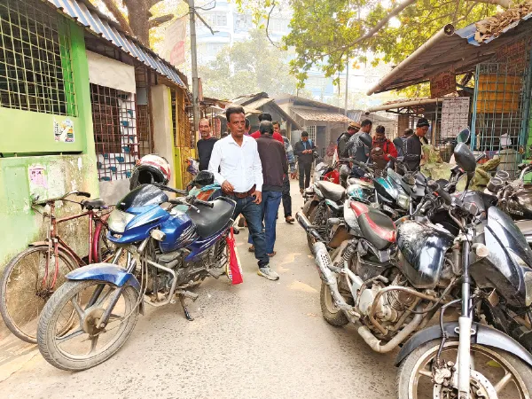 জেলা পরিষদ লাগোয়া বাইপাসের রাস্তায় &lsquo;দখলদারি&rsquo;, যানজটে নাকাল আম জনতা