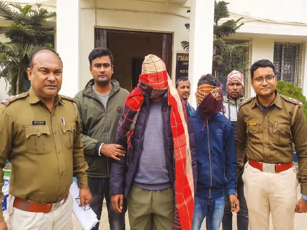 ইটাহারে জাতীয় সড়কে লরি থেকে তেল চুরি চক্রের দু&rsquo;জন গ্রেপ্তার