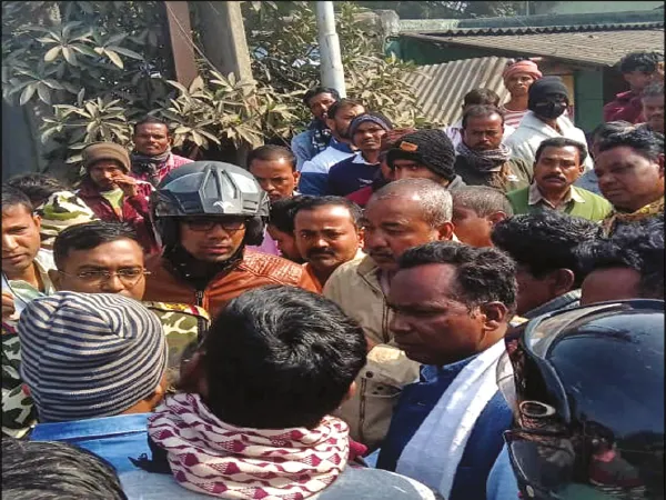 রঘুনাথপুর থানা থেকে ১০০ মিটার দূরে দোকানে চুরি, বিক্ষোভ অবরোধ