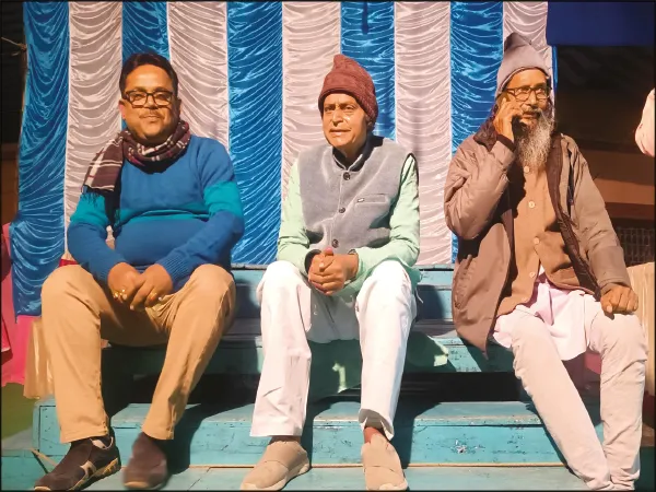 কাটোয়ায় মুড়ি-পাঁপড়ভাজা খেতে খেতে রাত জেগে যাত্রা দেখলেন মন্ত্রী স্বপন