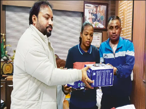 চা বাগানের মেয়ের পাশে দাঁড়ালেন বিডিও, আইডব্লুএল খেলতে গেল বর্ষা