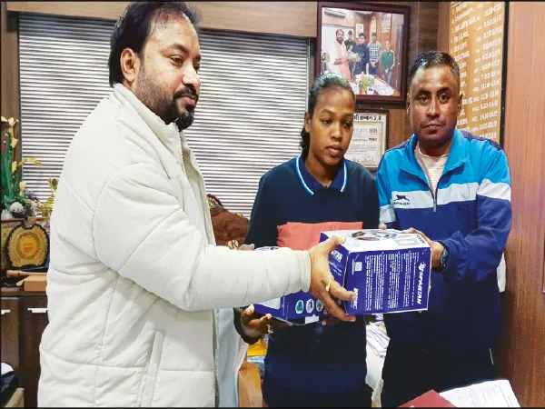 চা বাগানের মেয়ের পাশে দাঁড়ালেন বিডিও, আইডব্লুএল খেলতে গেল বর্ষা