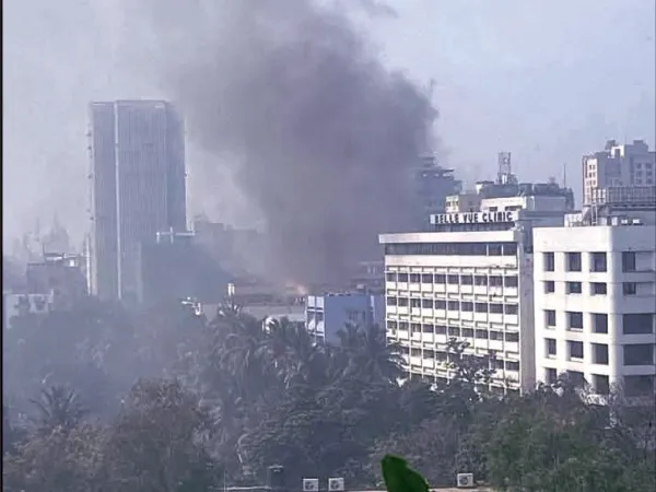 ভরদুপুরে মিন্টো পার্কের আবাসনে আগুন, আতঙ্কে রাস্তায় প্রবীণরা