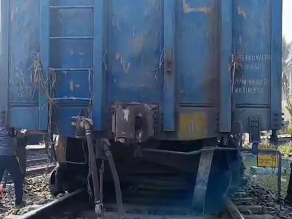 ভেঙে পড়ল চলন্ত মালগাড়ির চাকা, লাইনচ্যুত বগি