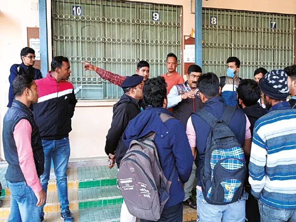 পরীক্ষায় নকল করাকে কেন্দ্র করে বালুরঘাট কলেজে দু&rsquo;পক্ষের সংঘর্ষ