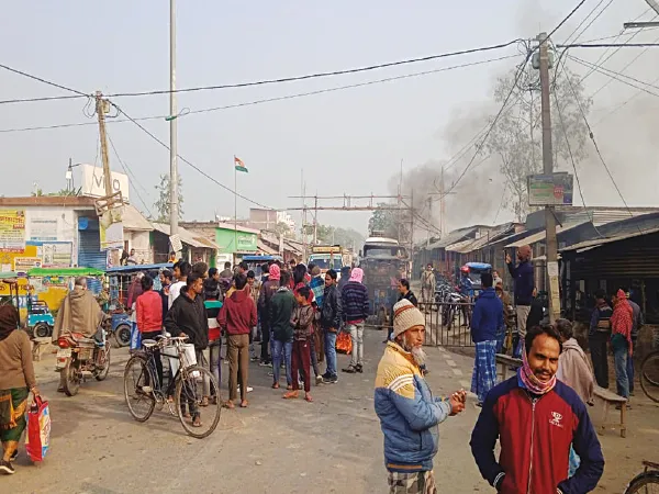 কালভার্টের দাবি, চেঁচড়ায় ৪ ঘণ্টা রাজ্য সড়ক অবরোধ করে বিক্ষোভ