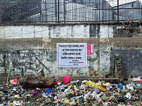 দুর্গন্ধে নাজেহাল, রাস্তার ধারে জঞ্জাল ফেলায় নিষেধাজ্ঞা পুলিস কমিশনারের
