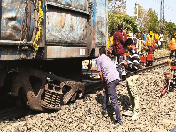 চাকা ভেঙে লাইনচ্যুত মালগাড়ির বগি, বহু দূরপাল্লার ট্রেন থমকে গিয়ে দুর্ভোগ&nbsp;