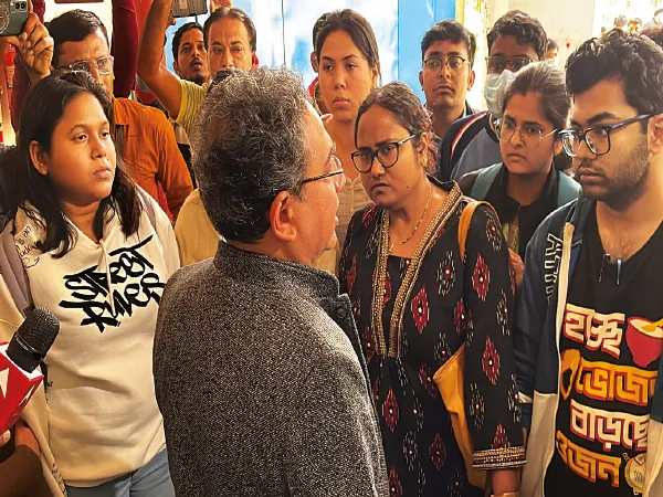 প্রিন্সিপালের ঘরের সামনে ঘেরাও, কর্মসূচি রাতে অবরোধ তুললেন মেডিক্যাল পড়ুয়ারা&nbsp;