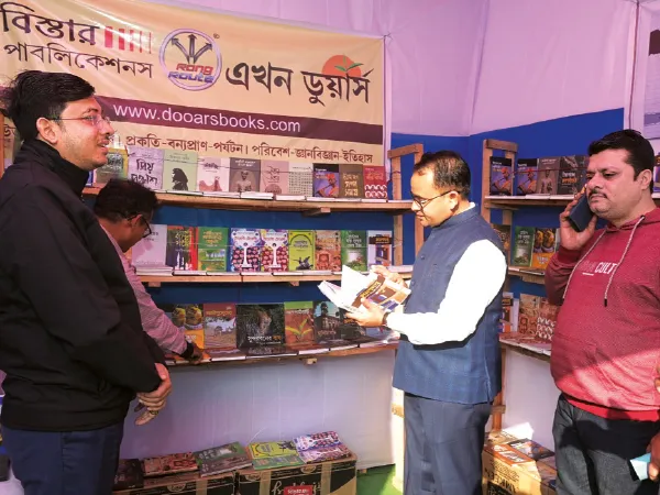 পছন্দের বই কিনতে বাধা দাম, ভিড় দেখে আশায় প্রকাশকরা
&nbsp;