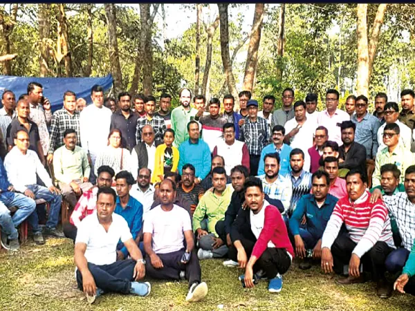 জনসংযোগ বাড়াতে শ্রমিকদের সঙ্গে পিকনিকে তৃণমূল নেতৃত্ব