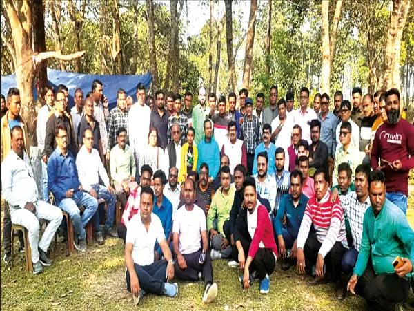জনসংযোগ বাড়াতে শ্রমিকদের সঙ্গে পিকনিকে তৃণমূল নেতৃত্ব