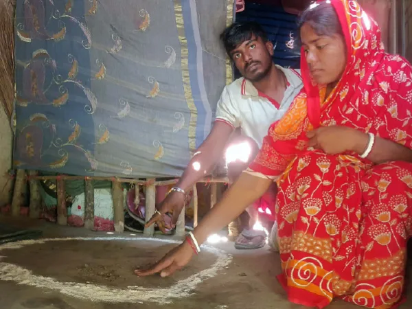 মৈপীঠে বাড়ির উঠোনে বাঘ, আঁচড় শৌচালয়ের দরজায়