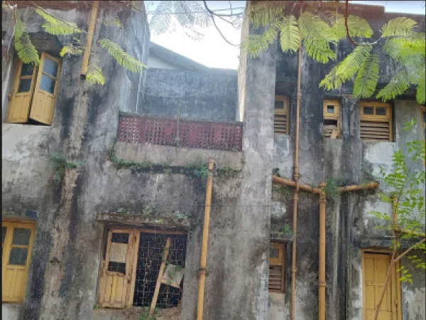 মানকর হাসপাতালের জরাজীর্ণ আবাসনে নিরাপত্তার অভাব