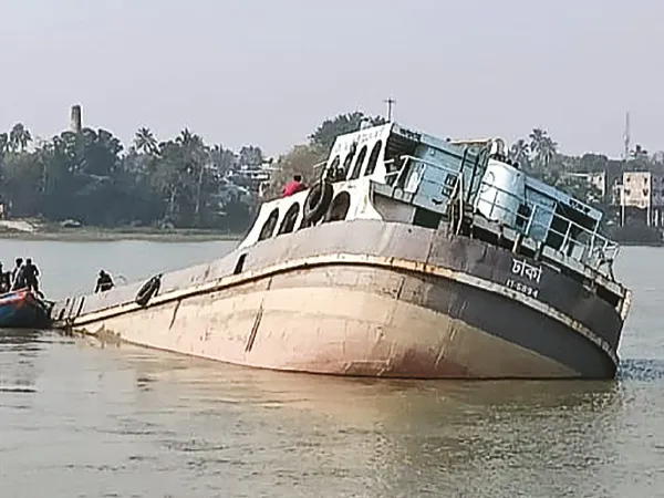 ডুবন্ত বাংলাদেশি বার্জ দেখতে ভিড়