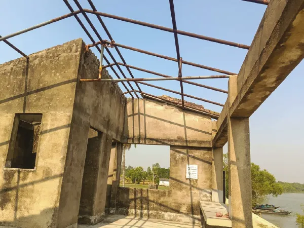 বিশ্রামাগার থাকলেও উমপুনে উড়ে গিয়েছে ছাউনি, সমস্যায় নিত্যযাত্রীরা