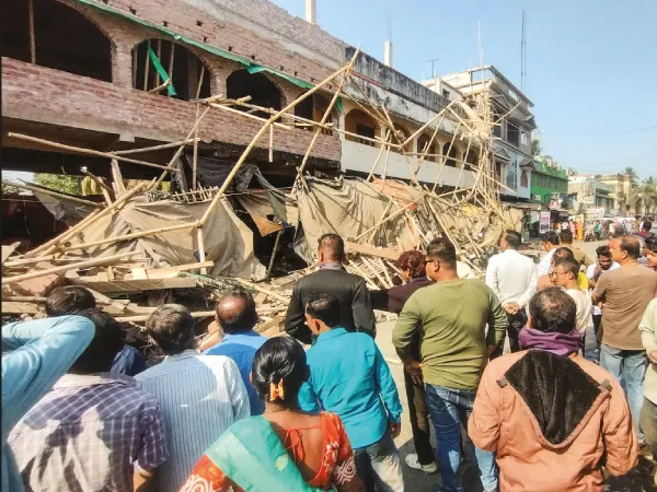 ধ্বংসস্তূপের চাপে কাটা গেল সব্জি বিক্রেতার পা, জখম ৬