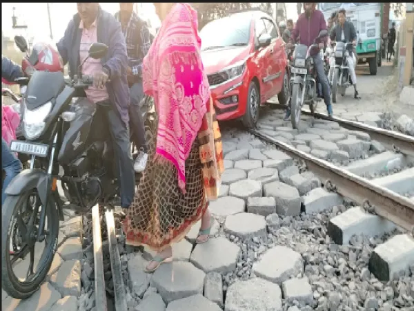 রঘুনাথপুরের চিনাপিনা রেলগেটে লাইনে বসানো স্ল্যাব সংস্কারের দাবি