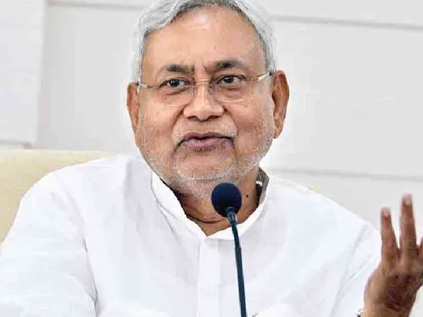 মহিলাদের পোশাক নিয়ে মন্তব্য নীতীশের, কটাক্ষ তেজস্বীর