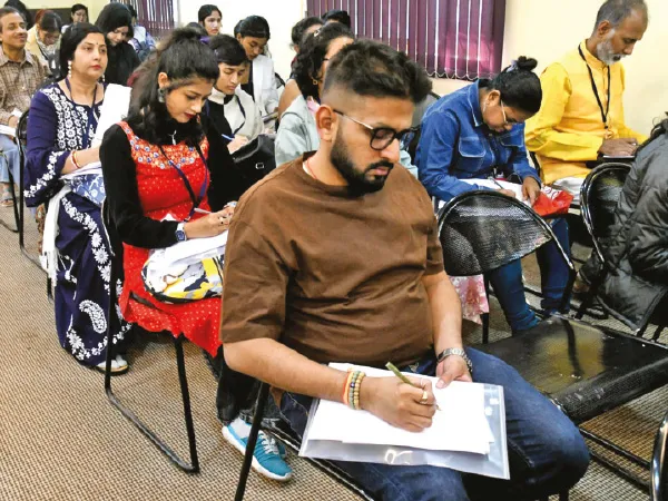 হাতের লেখায় ফুটে উঠেছিল গ্যাসট্রিকের সমস্যা, গ্রাফোলজিস্টদের সাহায্যে বেঁচেছিল ৪০ লক্ষ টাকা