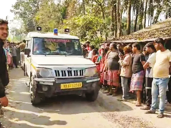 মাংস কিনে ফেরার পথে পিষে দিল লরি, মৃত্যু বাবা-ছেলের