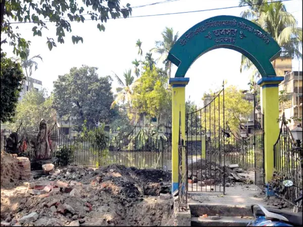 কামারহাটিতে পার্ক ভেঙে ভ্যাট তৈরি, ক্ষোভ, সিদ্ধান্ত পুনর্বিবেচনার আশ্বাস পুরসভার