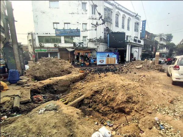 বিডন স্ট্রিটে প্রশাসনিক টানাপোড়েনে থমকে কাজ, গর্ত টপকে যাতায়াতে জেরবার মানুষ