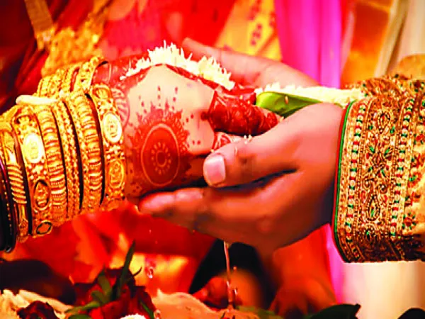 উত্তরপ্রদেশে প্রেমিকাকে বিয়ে করতে সাদ্দাম হলেন শিবশঙ্কর