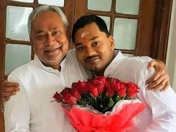 বাবাকে ভোট দেওয়ার আবেদন, নীতীশ-পুত্রের রাজনীতিতে আসার জল্পনা