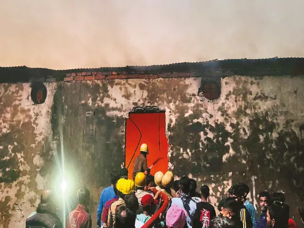 আগুনের উৎসস্থল কোথায়, অলিগলি দিয়ে দমকলকে পথ দেখালেন স্থানীয়রা