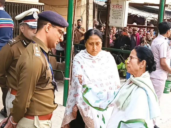 &lsquo;কাউকে রেয়াত নয়, বাবলার অসম্পূর্ণ কাজ করবে চৈতালি&rsquo;, ইংলিশবাজারে প্রয়াত নেতার বাড়িতে গিয়ে ঘোষণা মুখ্যমন্ত্রীর