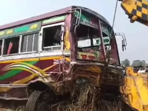 ৫০ জন যাত্রী নিয়ে উল্টে গেল বাস, জখম কমপক্ষে ২০