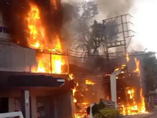 বারাকপুরে বিরিয়ানির দোকানে অগ্নিকাণ্ড, ঘটনাস্থলে দমকলের ৬টি ইঞ্জিন