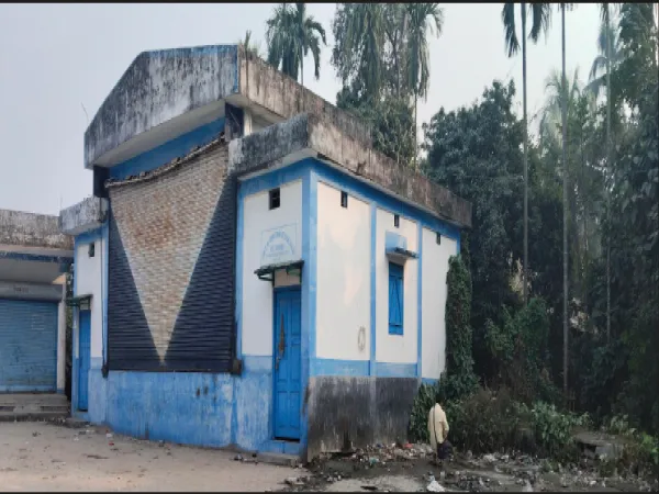 শৌচকর্মের প্রবল দুর্গন্ধ, মুক্তমঞ্চ ব্যবহারে অনীহা