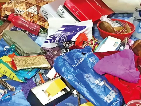 বিলিতি মদ দেখেই জিভে জল, টাকা-গয়না ব্যাগে ভরে পুরো বোতল গলায় ঢেলে চম্পট