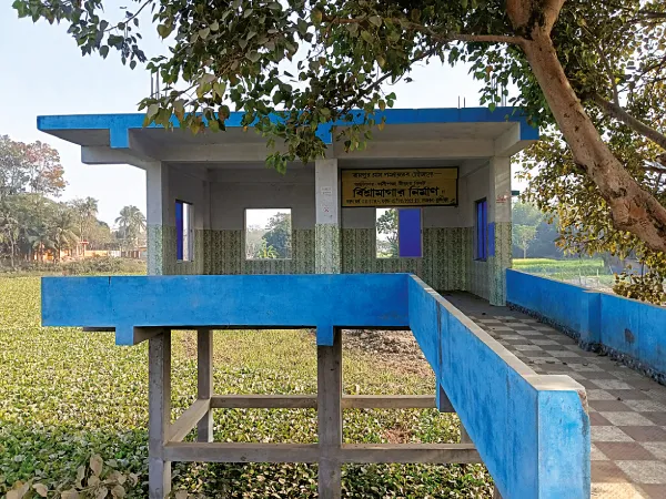 নদীর বুকে পাকা বিশ্রামাগার, কাঠগড়ায় রায়পুর পঞ্চায়েত